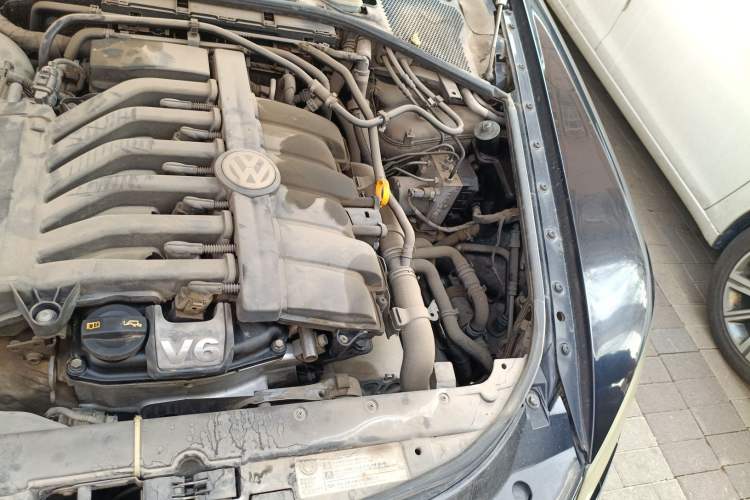 Used Volkswagen Phaeton 2012 3.6L Deluxe Custom Edition Engine Bay Left