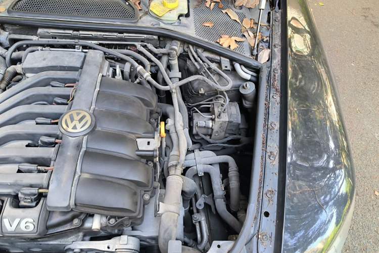 Used Volkswagen Phaeton 2012 3.0L Business Edition Engine Bay Left