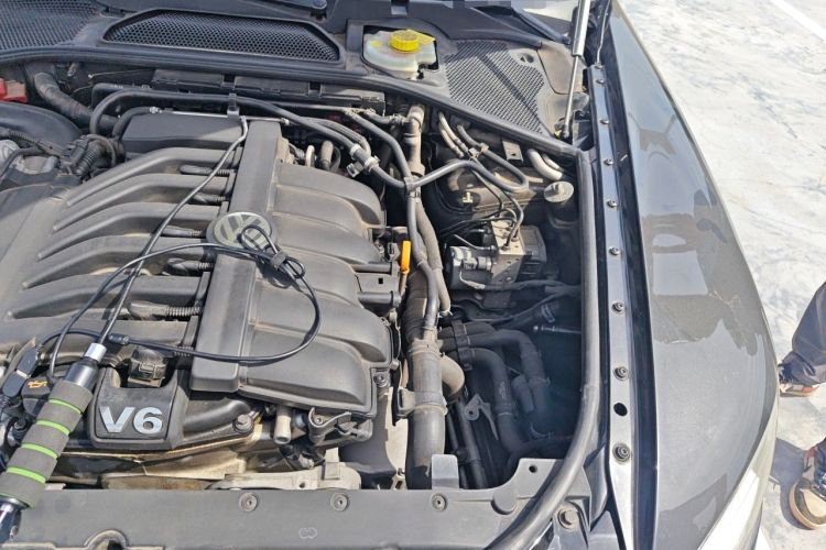 Used Volkswagen Phaeton 2012 3.0L Business Edition Engine Bay Left