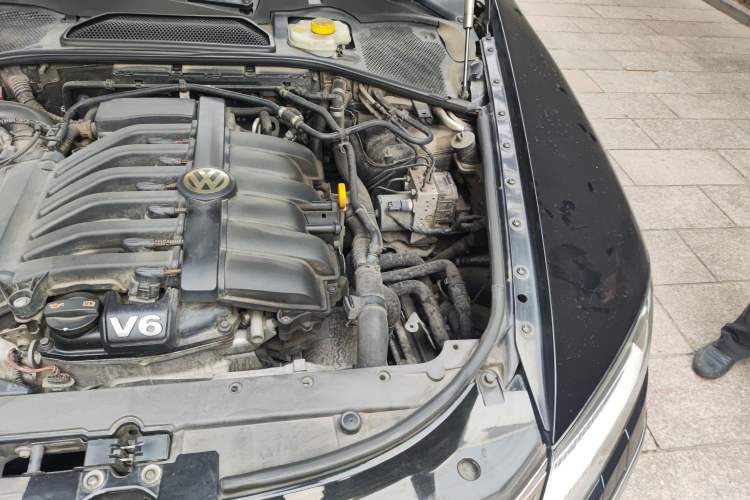 Used Volkswagen Phaeton 2012 3.0L Elite Custom Edition Engine Bay Left