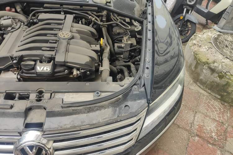 Used Volkswagen Phaeton 2012 3.0L Business Edition Engine Bay Left
