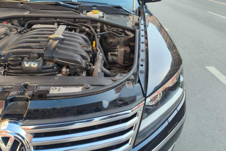 Used Volkswagen Phaeton 2012 3.0L Business Edition Engine Bay Left