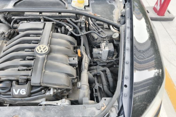 Used Volkswagen Phaeton 2012 3.0L Business Edition Engine Bay Left