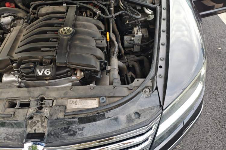 Used Volkswagen Phaeton 2012 3.0L Business Edition Engine Bay Left