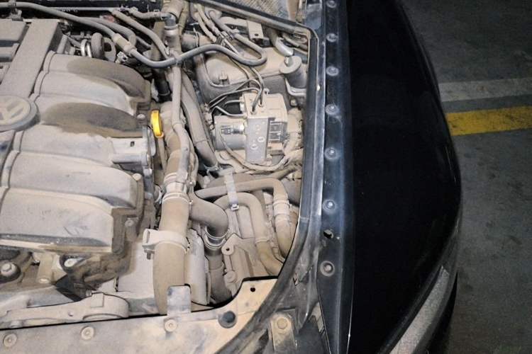 Used Volkswagen Phaeton 2012 3.0L Business Edition Engine Bay Left