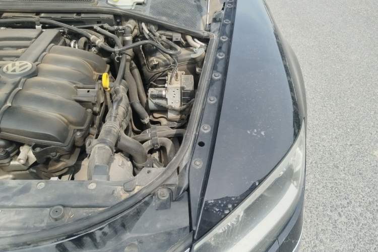 Used Volkswagen Phaeton 2012 3.0L Business Edition Engine Bay Left