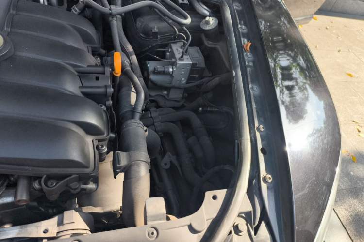 Used Volkswagen Phaeton 2012 3.0L Business Edition Engine Bay Left