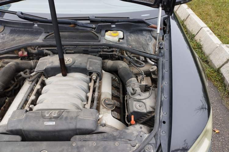 Used Volkswagen Phaeton 2012 4.2L Luxury Custom Edition Engine Bay Left