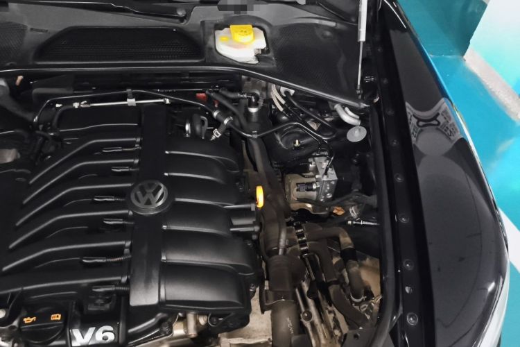 Used Volkswagen Phaeton 2012 3.6L Deluxe Custom Edition Engine Bay Left