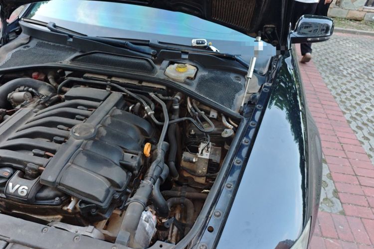 Used Volkswagen Phaeton 2012 3.0L Business Edition Engine Bay Left