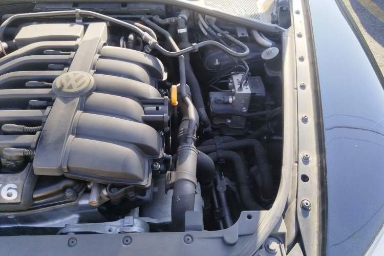 Used Volkswagen Phaeton 2012 3.0L Business Edition Engine Bay Left