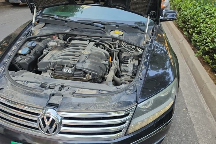 Used Volkswagen Phaeton 2012 3.0L Elite Custom Edition Engine Bay Left