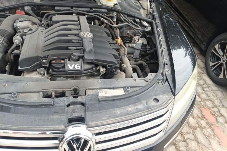Used Volkswagen Phaeton 2012 3.0L Business Edition Engine Bay Left
