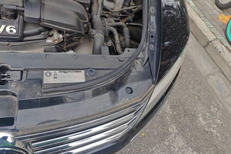 Used Volkswagen Phaeton 2012 3.6L Deluxe Custom Edition Engine Bay Left