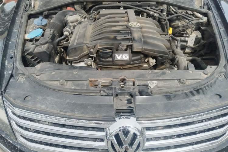 Used Volkswagen Phaeton 2012 3.0L Business Edition Engine Bay