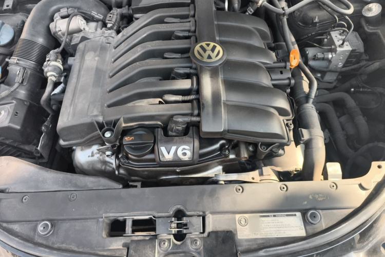 Used Volkswagen Phaeton 2012 3.0L Business Edition Engine Bay