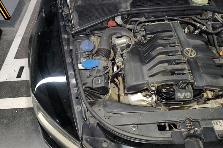 Used Volkswagen Phaeton 2012 3.6L Deluxe Custom Edition Engine Bay Right