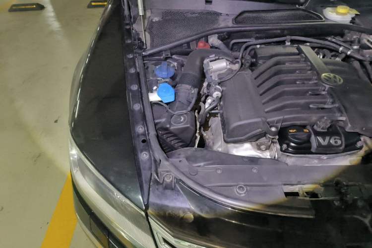 Used Volkswagen Phaeton 2012 3.0L Business Edition Engine Bay Right