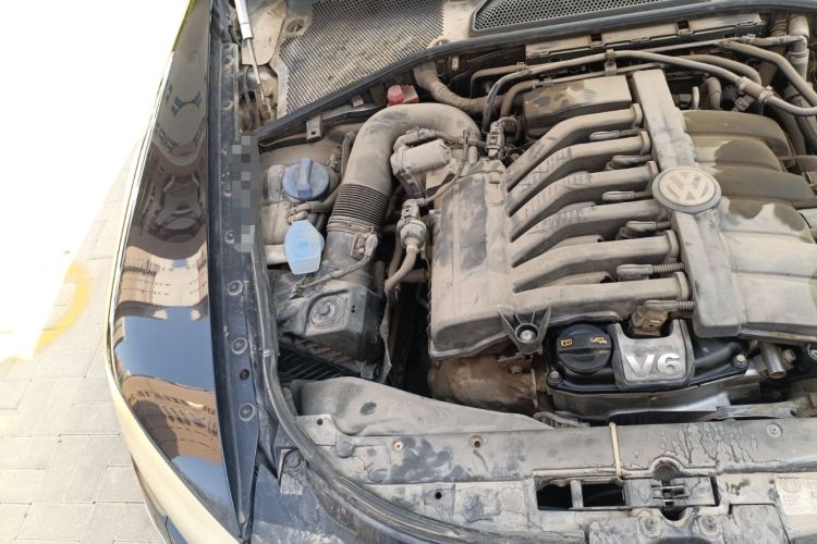Used Volkswagen Phaeton 2012 3.6L Deluxe Custom Edition Engine Bay Right