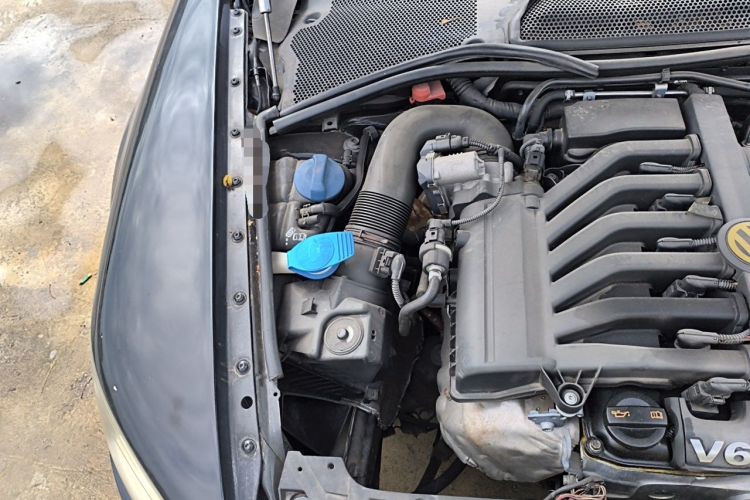 Used Volkswagen Phaeton 2012 3.0L Elite Custom Edition Engine Bay Right