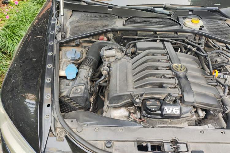Used Volkswagen Phaeton 2012 3.0L Elite Custom Edition Engine Bay Right