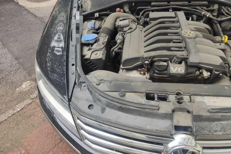 Used Volkswagen Phaeton 2012 3.0L Business Edition Engine Bay Right