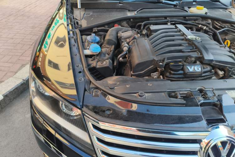 Used Volkswagen Phaeton 2012 3.0L Business Edition Engine Bay Right