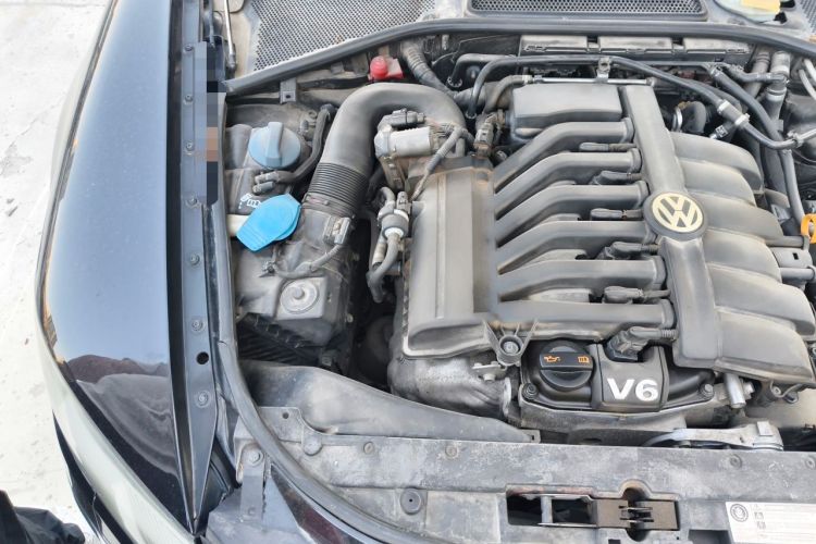 Used Volkswagen Phaeton 2012 3.0L Business Edition Engine Bay Right