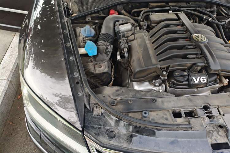 Used Volkswagen Phaeton 2012 3.0L Business Edition Engine Bay Right