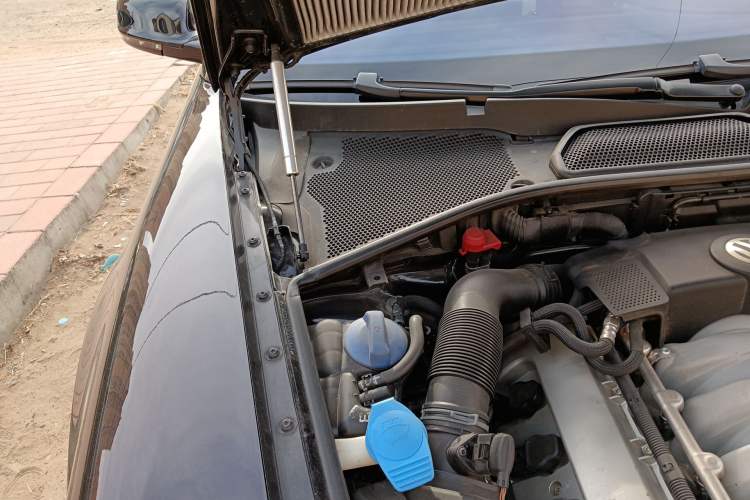 Used Volkswagen Phaeton 2012 4.2L Luxury Custom Edition Engine Bay Right