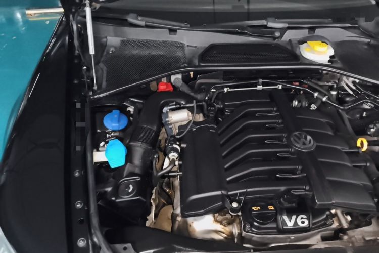 Used Volkswagen Phaeton 2012 3.6L Deluxe Custom Edition Engine Bay Right