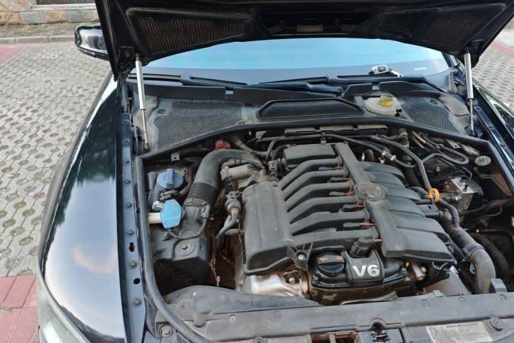 Used Volkswagen Phaeton 2012 3.0L Business Edition Engine Bay Right