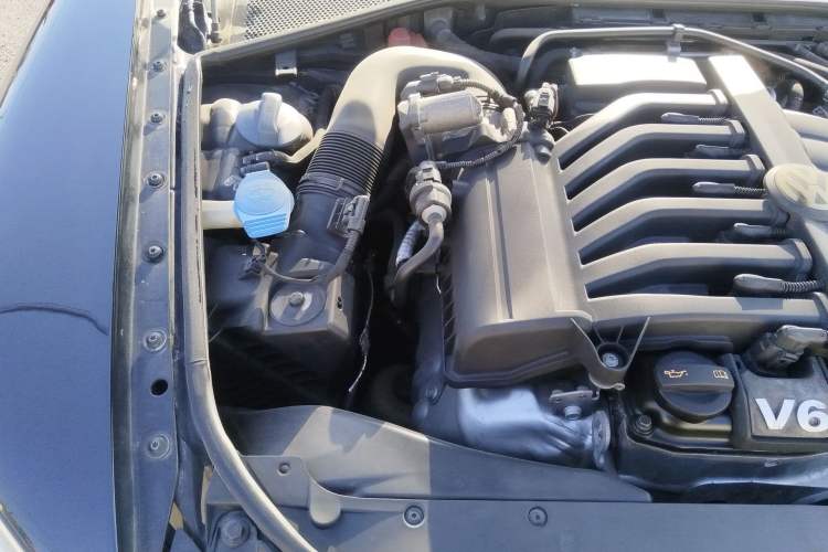 Used Volkswagen Phaeton 2012 3.0L Business Edition Engine Bay Right