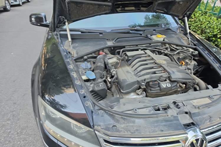 Used Volkswagen Phaeton 2012 3.0L Elite Custom Edition Engine Bay Right