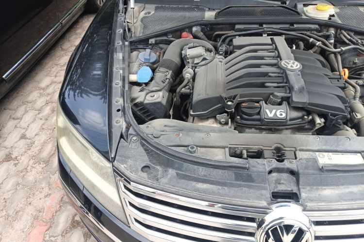 Used Volkswagen Phaeton 2012 3.0L Business Edition Engine Bay Right