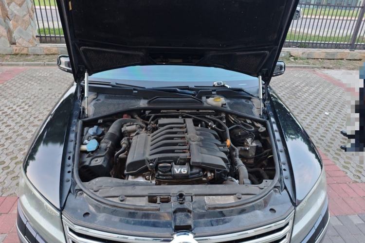 Used Volkswagen Phaeton 2012 3.0L Business Edition Engine Bay