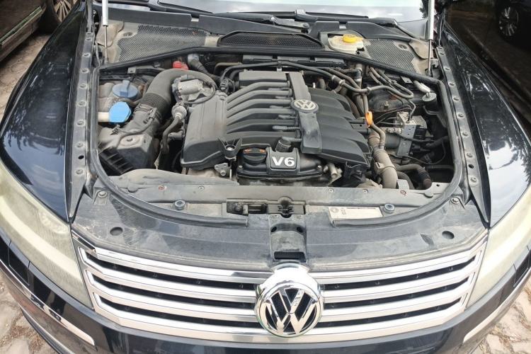 Used Volkswagen Phaeton 2012 3.0L Business Edition Engine Bay
