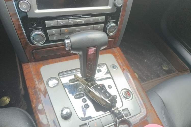 Used Volkswagen Phaeton 2012 3.6L Deluxe Custom Edition Gear Lever