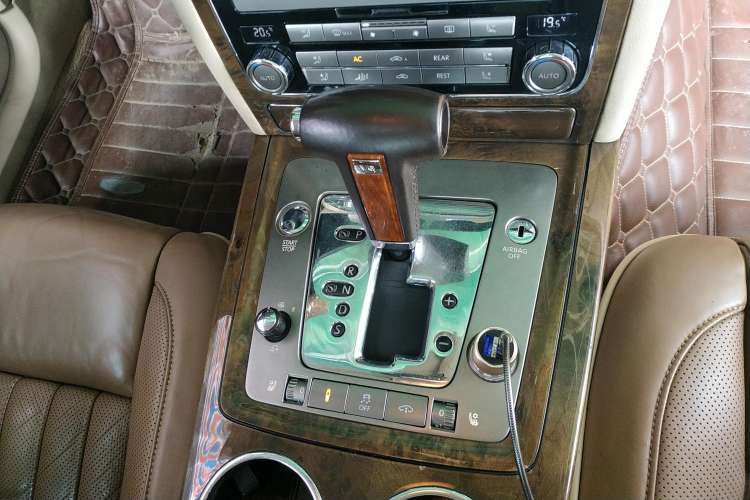 Used Volkswagen Phaeton 2012 3.6L Deluxe Custom Edition Gear Lever