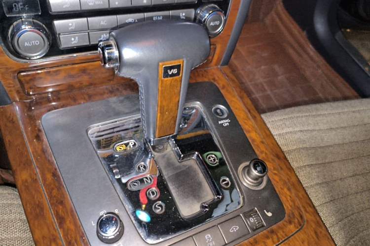 Used Volkswagen Phaeton 2012 3.0L Business Edition Gear Lever