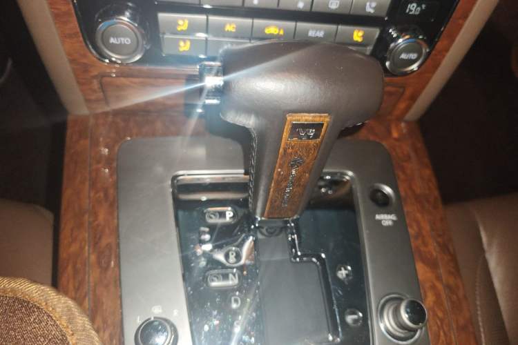 Used Volkswagen Phaeton 2012 3.0L Business Edition Gear Lever