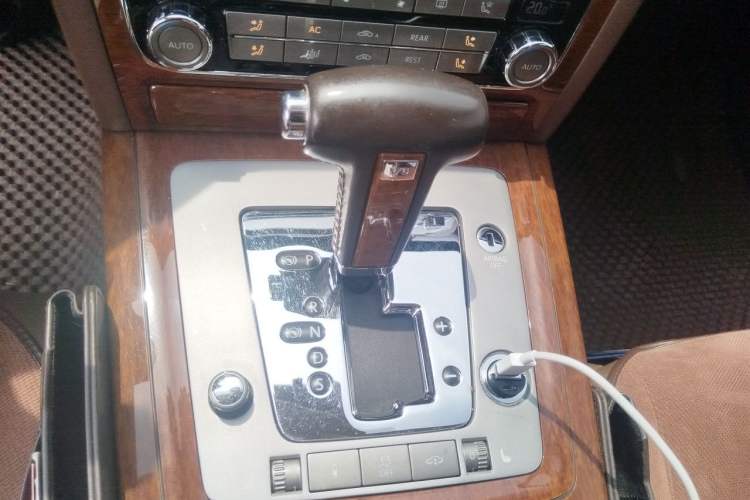 Used Volkswagen Phaeton 2012 3.0L Business Edition Gear Lever