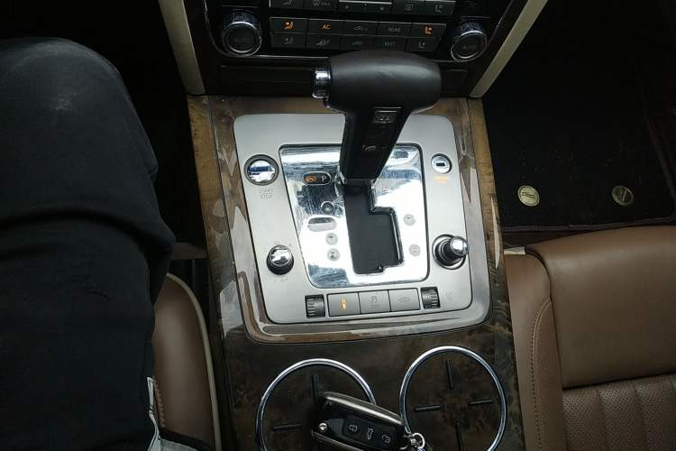Used Volkswagen Phaeton 2012 3.6L Deluxe Custom Edition Gear Lever