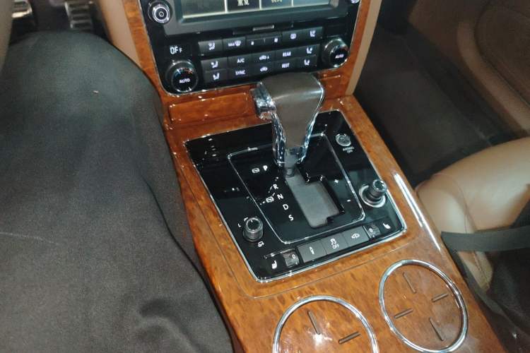Used Volkswagen Phaeton 2012 3.0L Business Edition Gear Lever