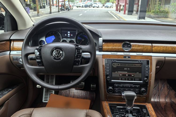 Used Volkswagen Phaeton 2012 3.0L Business Edition Interior 4