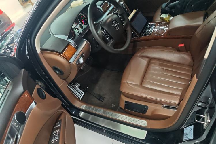 Used Volkswagen Phaeton 2012 3.0L Business Edition Left Front Seat