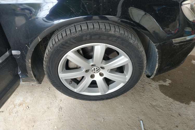 Used Volkswagen Phaeton 2012 3.6L Deluxe Custom Edition Left Front Wheel Hub