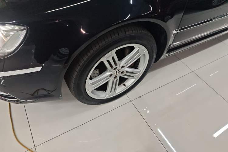 Used Volkswagen Phaeton 2012 3.0L Business Edition Left Front Wheel Hub