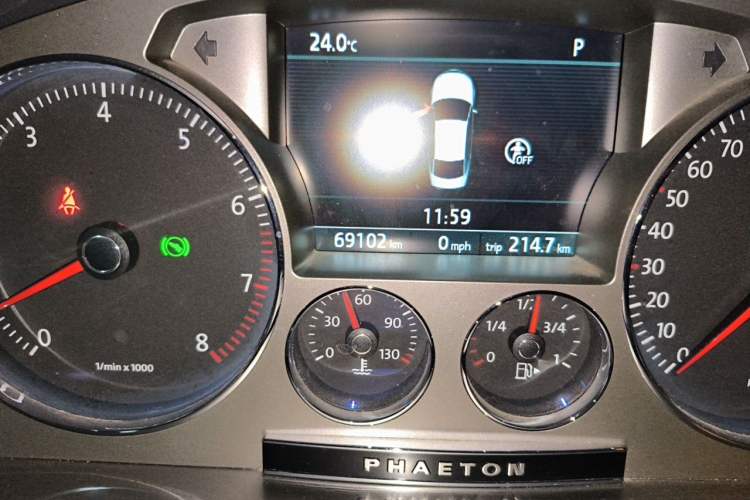 Used Volkswagen Phaeton 2012 3.6L Deluxe Custom Edition Odometer Close Up