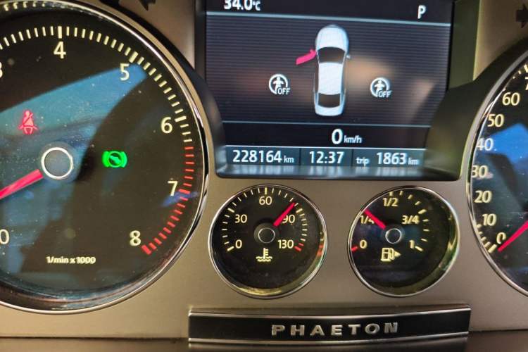 Used Volkswagen Phaeton 2012 3.0L Executive Version Odometer Close Up